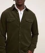 Camisa de hombre de corte regular confeccionada en terciopelo de algodón, con cuello clásico, cierre frontal de botones y dos bolsillos con solapa en el pecho.
