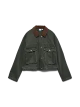 Campera de manga larga color verde militar, con cuello marrón contrastante, cierre frontal con cremallera y broches a presión. Cuenta con bolsillos delanteros con solapa y broches.