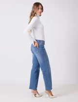 Jean recto de tiro medio, color celeste claro, con puños doblados.