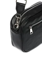 Bandolera negra de cuero sintético con correa ajustable y bolsillos.