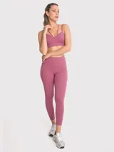Calza deportiva de tiro alto en color rosado, con bolsillos laterales y banda de silicona interna para mayor sujeción.