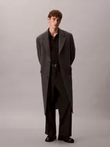 Chomba de manga larga Calvin Klein confeccionada en algodón interlock, con cuello clásico, cartera con botones y logo bordado sutilmente en el pecho.