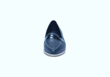 Mocasines de cuero plateado con acabado texturado, diseño clásico con costuras visibles y vira de suela natural cosida. Cuenta con taco plano de 2 cm y plantilla anatómica.