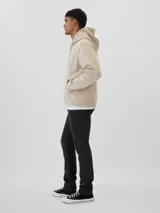 Jean de corte slim, color negro lavado, con cierre de botón y cremallera, y diseño de cinco bolsillos.