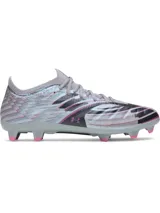 Championes de fútbol Under Armour Shadow Pro 4 FG, diseño en tonos grises, celestes y negros con detalles en rosado. Empeine textil ligero con cuello y lengüeta de punto, plantilla de EVA y suela con tacos diseñados para césped natural.