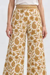 Pantalón ancho de algodón con cintura alta y bolsillos laterales, con estampado floral en tonos azules sobre fondo claro.