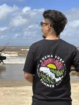 Remera color crema de algodón con estampa en la espalda de un paisaje playero con el texto "Chema Sure Chate et la mer".