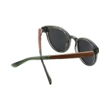 Lentes de sol con montura verde y lentes marrones.