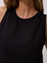 Musculosa color verde oliva, de corte recto y sin mangas, confeccionada en tejido de lino y algodón.