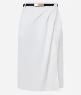 Pollera lápiz color blanco, de sastrería, con cinturón de cuero sintético negro y detalle plegado en la parte delantera.