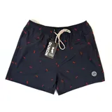 Short de baño azul marino con estampado de siluetas rojas de un perro con sombrero. Tiene cintura elástica con cordón ajustable, bolsillos laterales y logo de la marca en la pierna.