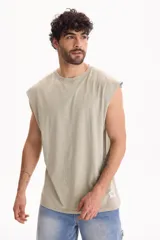 Musculosa de algodón fit oversize con lavado acid wash color marrón, cuello redondo y sisas amplias.