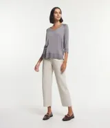 Blusa color gris topo con escote en V y mangas 3/4.