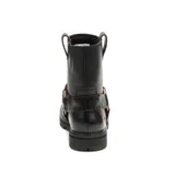 Bota de caña media Cat modelo Grader Harness, confeccionada en cuero negro. Presenta un diseño robusto con suela de goma dentada y una tira decorativa en el tobillo con textura efecto reptil y herraje metálico circular.