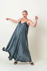 Vestido largo color gris plateado, de viscosa, con breteles finos y corte acampanado.