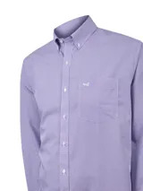 Camisa de manga larga RKF de corte regular fit, con estampado de cuadros menudos en tonos rojos y azules. Cuenta con cuello abotonado, bolsillo en el pecho con el logo bordado de la marca y botones frontales blancos.