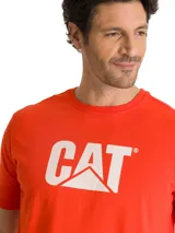 Remera de manga corta Cat, color rojo, con logo impreso en el pecho en color blanco.