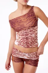 Musculosa crop anatómica de poliéster con elastómero, con estampado tigresa de ambos lados y logos a tono. Prenda reversible.