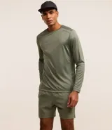 Bermuda deportiva masculina color verde oliva, confeccionada en poliéster y elastano. Posee cintura elástica con cordón interno ajustable y estampa reflectante en el lateral. Ideal para actividades deportivas.