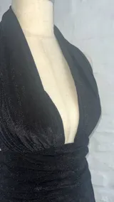 Top negro con escote halter y abertura en el centro del busto.