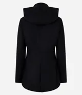 Campera negra alargada de polivelour con cuello con capucha, recortes delanteros, bolsillos con solapa y forro de poliéster.