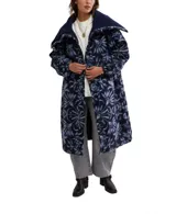 Tapado largo de polar con estampado floral en tonos azules, cuello de sherpa azul marino y cierre con botones a presión.