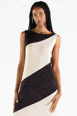 Vestido midi tejido bicolor en negro y beige con brillo sutil, escote bote, diseño sin mangas y abertura lateral en el dobladillo.
