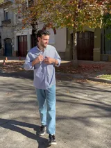 Camisa de hombre de algodón con estampado a cuadros en tonos rosado y celeste, corte clásico, manga larga, bolsillo en el pecho y botón en el cuello.
