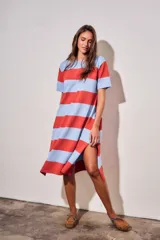 Vestido midi de tejido de punto con diseño de rayas horizontales anchas en color rojo y celeste. Presenta cuello redondo, mangas cortas y un corte recto y fluido.
