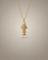 Collar de bronce con cadena fina dorada y dije en forma de pez adornado con circonias engarzadas.