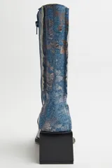 Botas de media caña Miista Reiko con estampado de denim azul y gris, taco cuadrado y punta cuadrada.