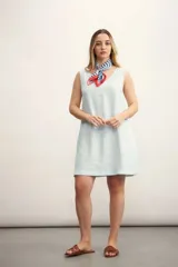 Vestido corto sin mangas, color celeste claro, con escote en V y costuras visibles en contraste.