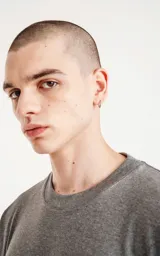 Remera de manga corta, corte oversize y cuello redondo, confeccionada en algodón melange gris.