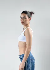 Microtop tipo musculosa de diseño reversible, confeccionado en microfibra pesada con terminaciones en collareta ancha en escote, sisas y contorno inferior.