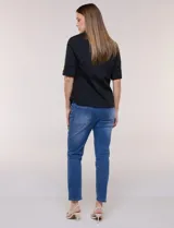 Camisa roja de poplín de algodón, de silueta semi entallada con cuello camisero y escote en V. Cuenta con cierre frontal de botones metálicos, bolsillos plaqué en el pecho y mangas 3/4 arremangables con presilla y argolla metálica.