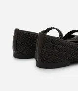 Bailarina de mujer con acabado metalizado y textura trenzada. Presenta una tira ajustable con hebilla metálica en el empeine y puntera redondeada.