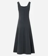 Vestido midi evasé color negro, sin mangas, con escote cuadrado y recortes verticales. Confeccionado en mezcla de viscosa, poliamida y elastano, de la marca Cortelle.