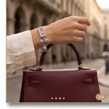 Pulsera de plata 925 con cadena de eslabones y dije central en forma de cassette decorado con circonias de colores. Incluye dijes colgantes adicionales en forma de corazón con incrustaciones de piedras brillantes.