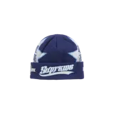 Gorro de lana azul marino con diseño de estrellas blancas y celestes, y el nombre de la marca bordado en el frente.
