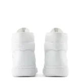 Championes New Balance modelo 480 de caña media, color blanco total. Presentan un diseño minimalista con el logo N característico en el lateral, confeccionados en cuero y material textil, con suela de goma flexible y cierre mediante cordones.