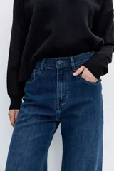 Pantalón de jean corte regular con diseño de pierna ancha y tiro medio, confeccionado en denim azul clásico.