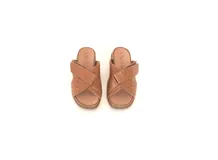 Sandalias tipo chinela color caramelo con textura de reptil, diseño de tiras cruzadas con ajuste de velcro y plantilla anatómica.
