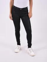 Pantalón chupín negro con acabado brillante.