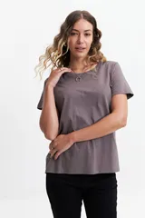 Remera blanca de algodón con cuello redondo y calce regular.