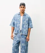 Pantalón de jean de algodón con diseño jacquard geométrico, de corte super baggy, tiro medio, bolsillos funcionales y cierre frontal con botón y cremallera.