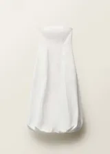 Vestido largo de diseño evasé con escote palabra de honor y bajo abullonado. Cuenta con cierre de cremallera en la parte posterior y bolsillos laterales.