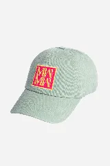 Gorro tipo gorra con visera de color verde menta, confeccionado en algodón, con un parche frontal bordado con las letras "MW" en amarillo y fondo fucsia.