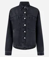 Camisa de jean negra con abotonado delantero, cuello solapa, mangas largas, recortes y bolsillos grandes en el pecho.