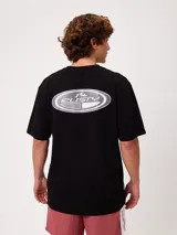 Remera negra de manga corta, de corte holgado, con estampa ovalada gris en la espalda con el logo de Rusty.