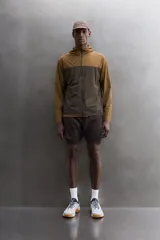 Chaqueta cortavientos Zara Athleticz de diseño bicolor en tonos marrón y tostado, con capucha, cierre frontal de cremallera y bolsillos funcionales.